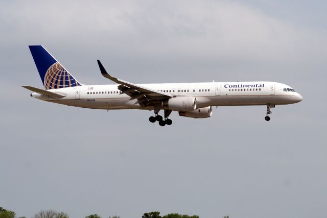 Boeing 757-200 (N13113) - Arriving on 12-May-09 operating flight COA110 from KEWR.