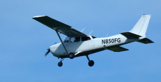 Cessna Skyhawk (N850FG) - On short final is this 2006 Cessna 172S Skyhawk SP in the Summer of 2023.