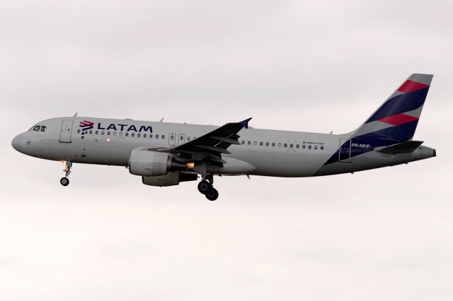 Airbus A320 (PR-MHF)