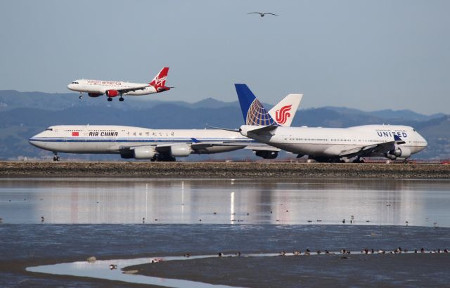 Boeing 747-400 (N199UA)