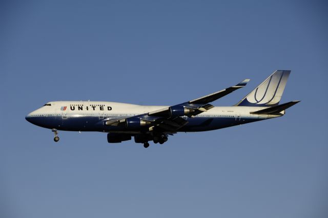 Boeing 747-400 (N175UA) - Final Approach to NRT Airport Airport Runway 34L on 2011/12/30