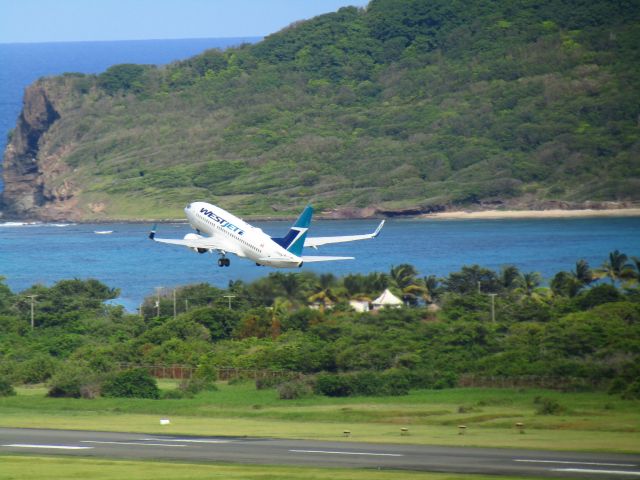 Boeing 737-700 (C-FWCN)