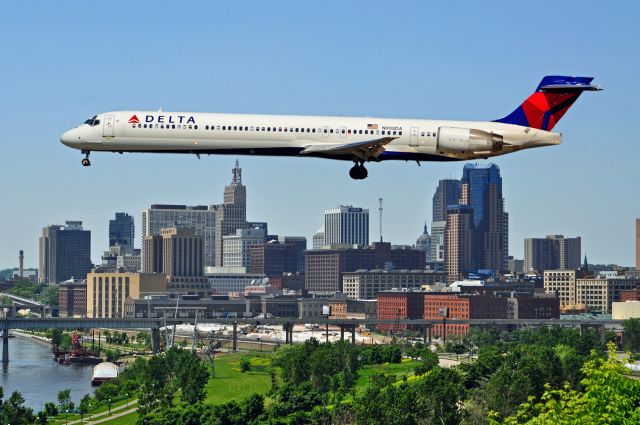 McDonnell Douglas MD-90 (N908DA)