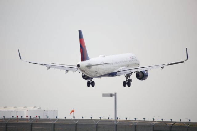 Airbus A321 (N332DN)