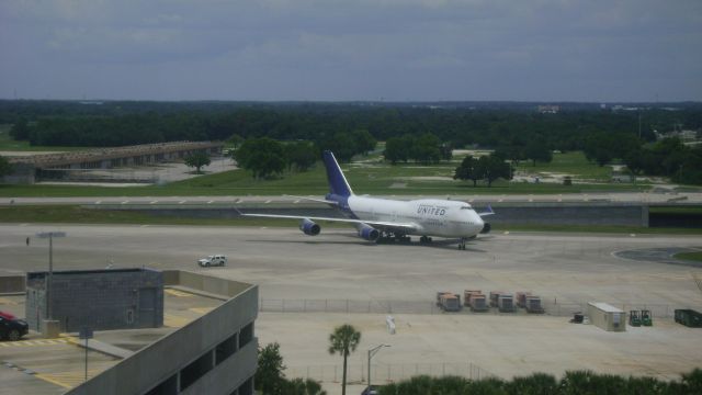 Boeing 747-400 (N194UA) - Taxing after landing