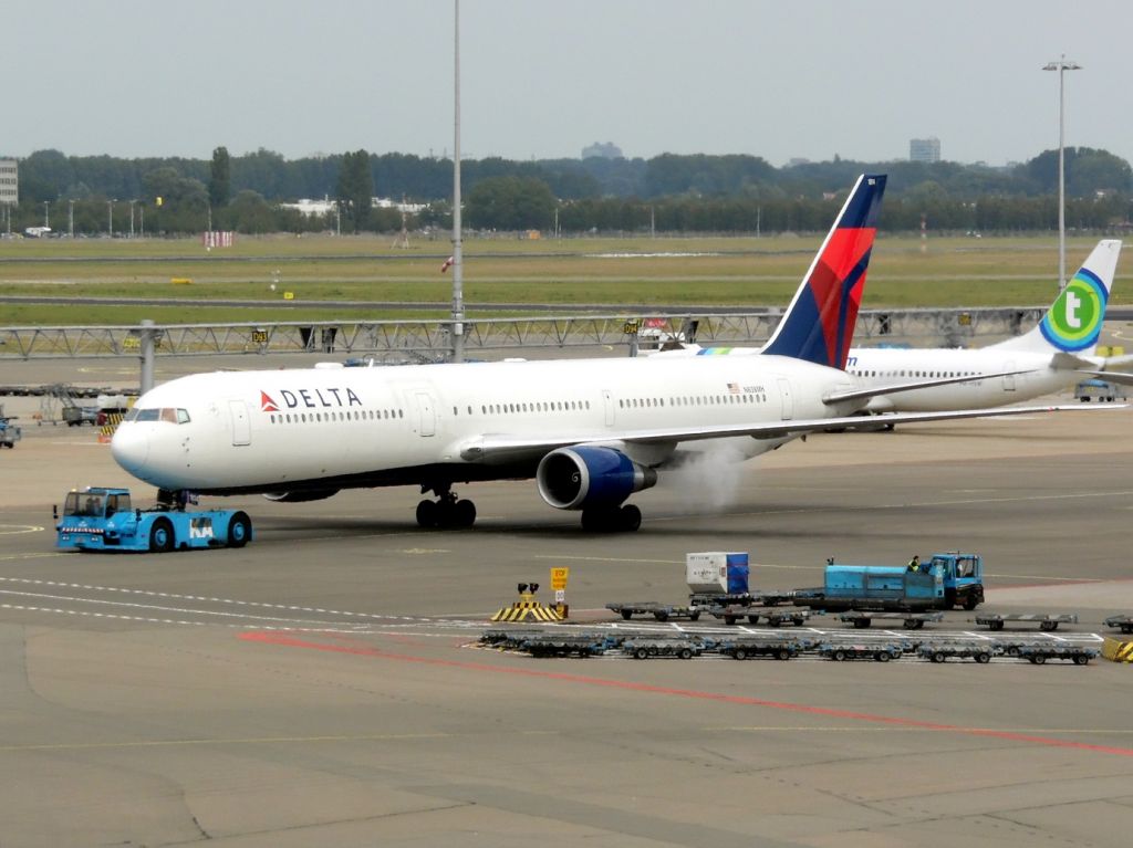 BOEING 767-400 (N838MH)