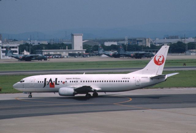 BOEING 737-400 (JA8998) - Taxing at Nagoya Intl Airport on 2001/08/13