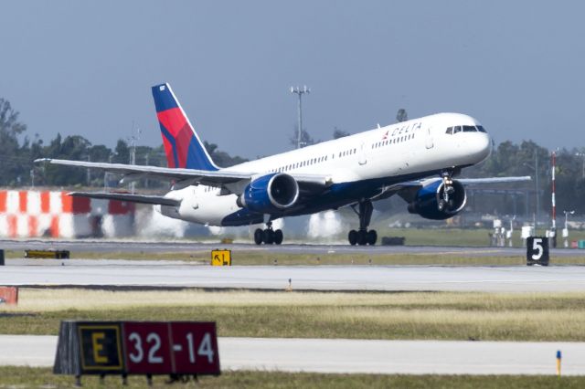 Boeing 757-200 (N522US)