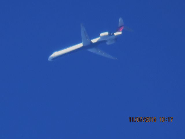 McDonnell Douglas MD-90 (N940DN)