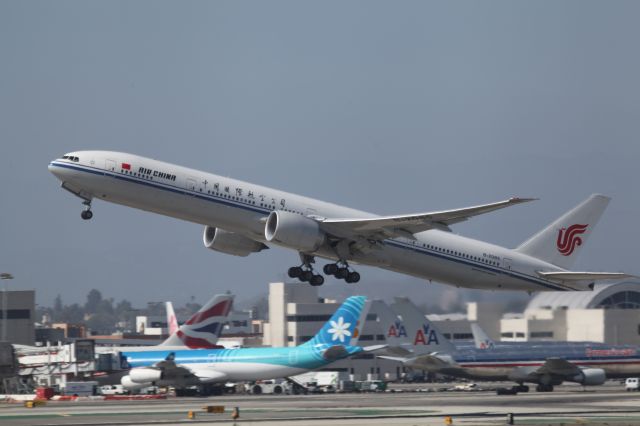 Boeing 777-200 (B-2085) - AIRBORNE