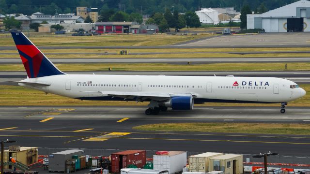 BOEING 767-400 (N834MH) - N834MH taxiing to gates from runway 10R