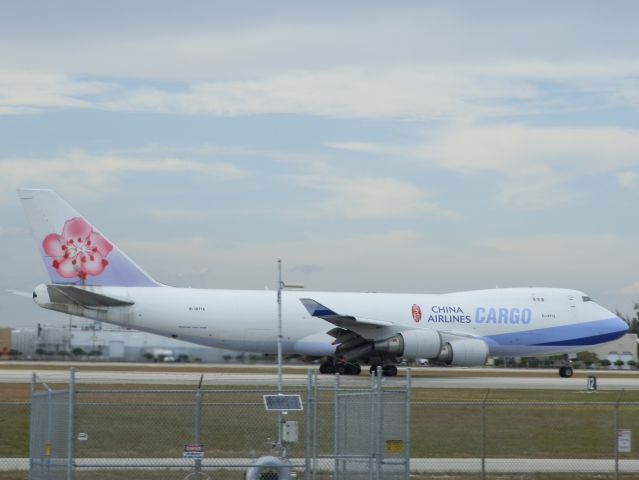 Boeing 747-400 (B-18716)