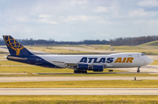 BOEING 747-8 (N856GT) - departing 27 for new york