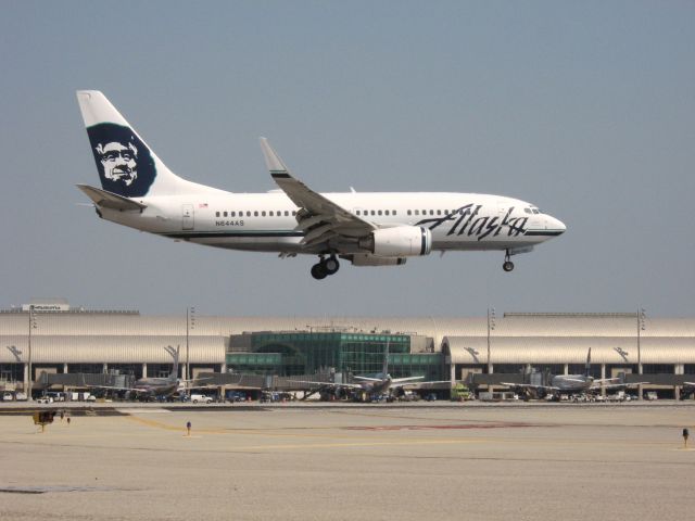 Boeing 737-700 (N644AS) - Landing on RWY 19R