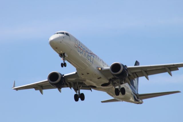 Embraer ERJ-190 (XA-GAH) - An Aeromexico E190 on short final for RWY 09R.