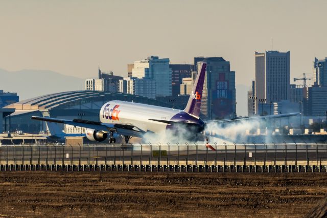 BOEING 767-300 (N276FE) - A FedEx 767-300 landing at PHX on 2/5/23. Taken with a Canon R7 and Tamron 70-200 G2 lens.