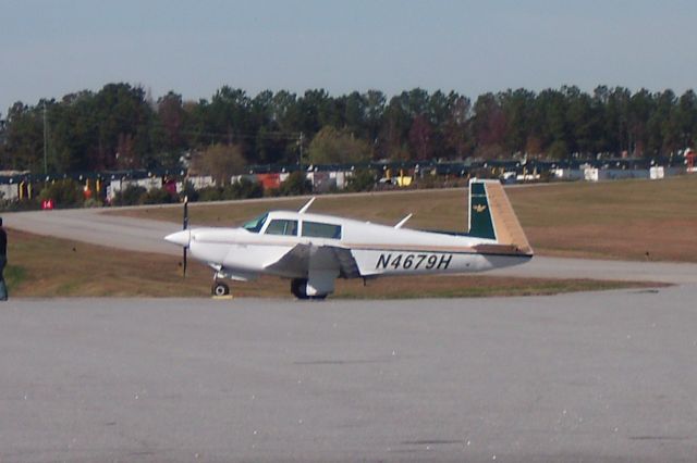 Mooney M-20 (N4679H) - Getting gas.