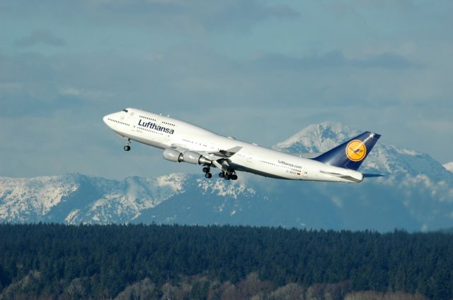 Boeing 747-400 (D-ABVC) - LH493 to FRA, Jan.4,2016