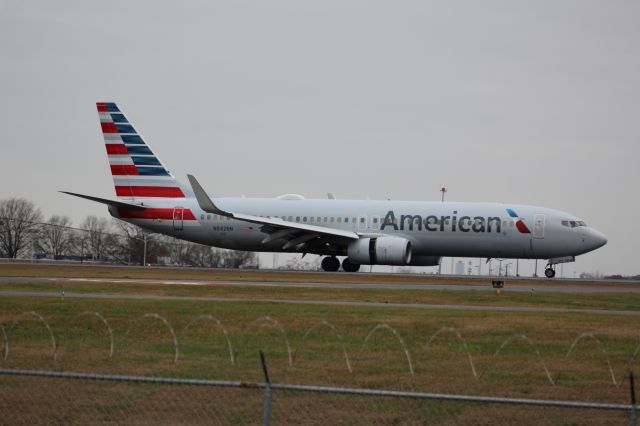 Boeing 737-800 (N842NN)