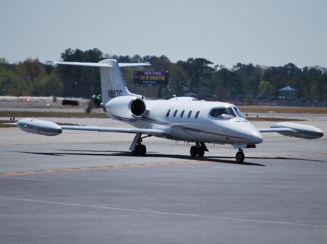 Learjet 35 (N89TC) - WEST KNOB AIR LLC taxiing in to Atlantic Aviation at KPDK - 4/6/13