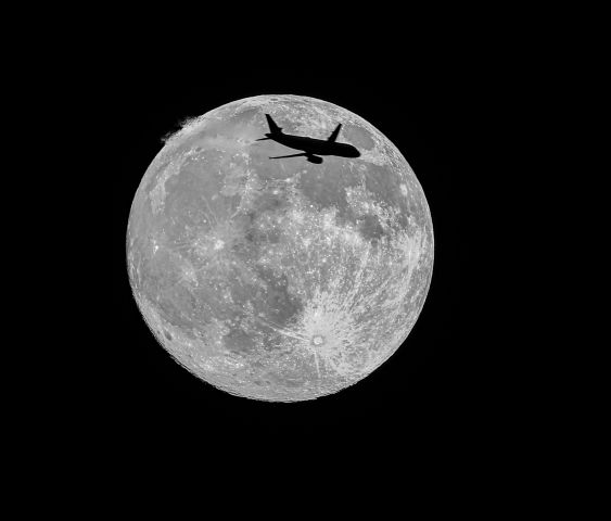 Airbus A320 (N768JB) - JetBlue A320-232 flying passed the moon! Really happy with this photo!