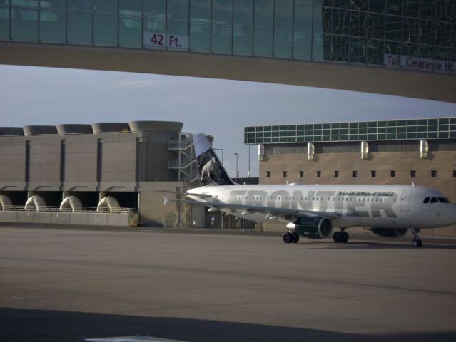 Airbus A320 (N216FR)