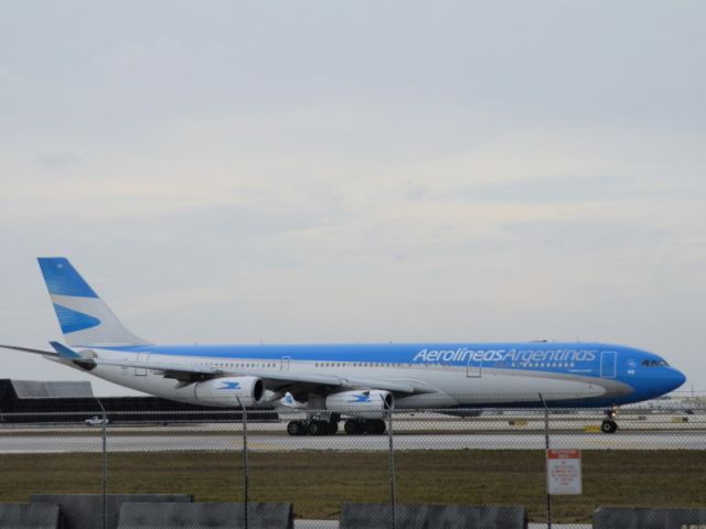 Airbus A340-300 (LV-CSD)