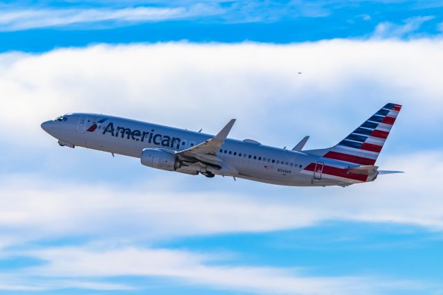 Boeing 737-800 (N344PP) - American Airlines 737-800 taking off from PHX on 11/5/22. Taken with a Canon 850D and Tamron 70-200 G2 lens.