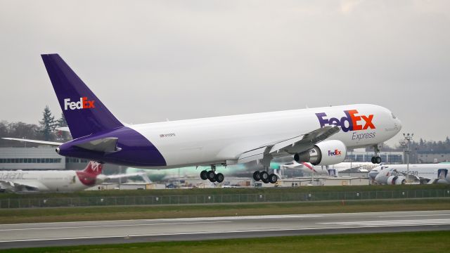 BOEING 767-300 (N115FE) - BOE568 on short final to Rwy 16R to complete its B1 flight on 2/25/15. (ln 1078 / cn 42713).