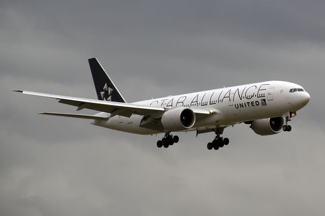 Boeing 777-200 (N76021) - Landing Rwy28 - Overcast day