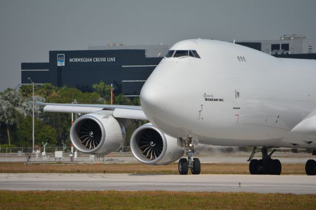 BOEING 747-8 (N859GT) - Lining up on RWY 9