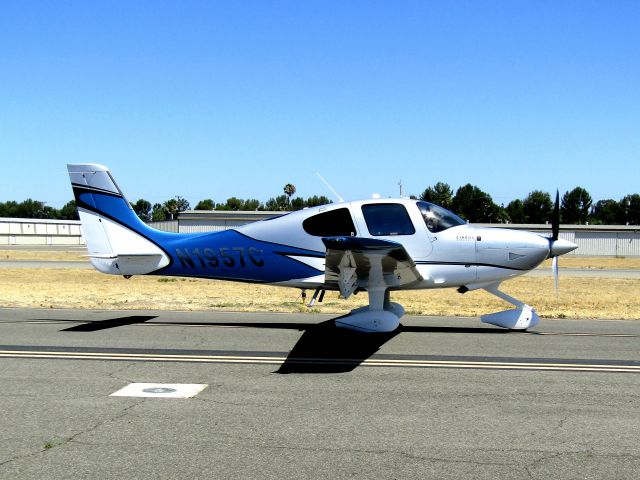 Cirrus SR22 Turbo (N1957C) - Taxiing to RWY 24