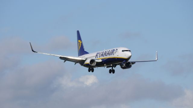 Boeing 737-800 (EI-ESX) - BOE632 on final to runway 16R. 10/24/11.
