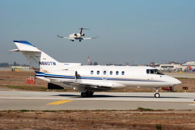 Hawker 800 (N880TM) - N880TM waiting to take off on 30L.