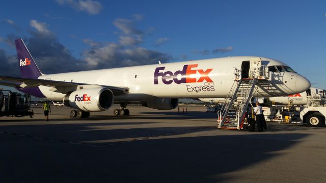 Boeing 757-200 (N935FD) - Ready to take her up for another flight.