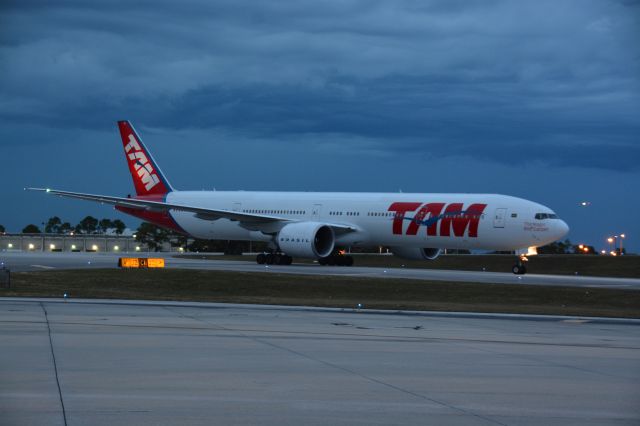 BOEING 777-300 (PT-MUJ)