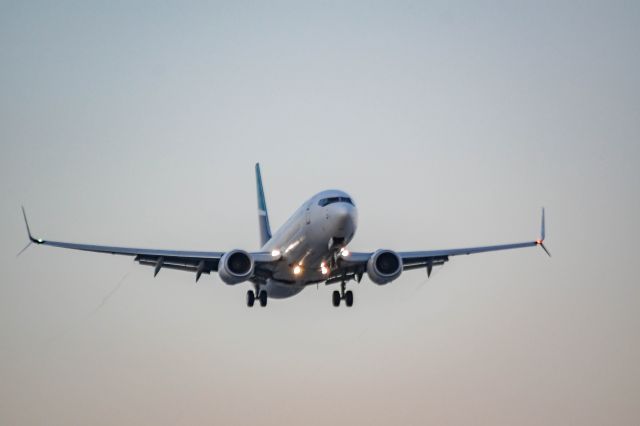 Boeing 737-800 (C-GVWA) - 24R Arrival