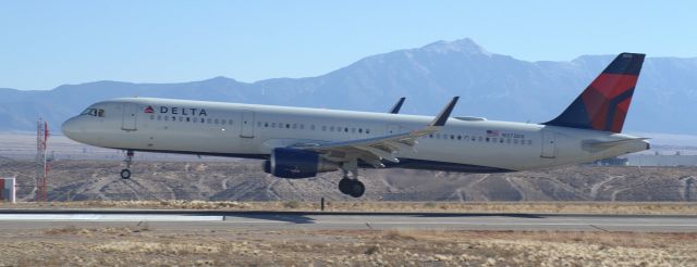 Airbus A321 (N373DX)