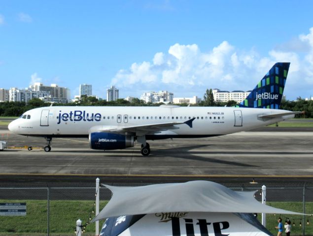 Airbus A320 (N662JB)