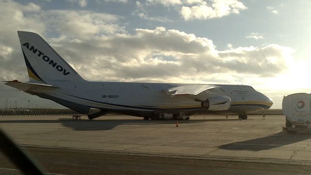 Antonov An-124 Ruslan (UR-82027) - LAntonov An-124-100M Ruslan de Antonov Design Bureau sur le tarmac de Vatry