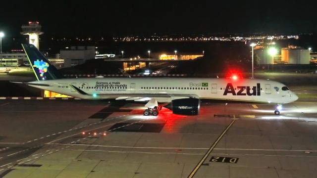 Airbus A350-900 (PR-AOY) - In rolling by night. Destination Campinas-Brazil.