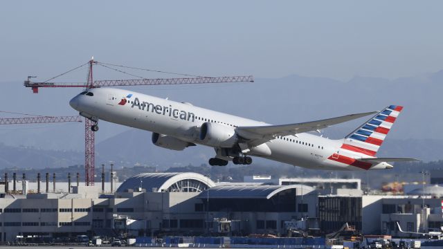 Boeing 787-9 Dreamliner (N827AN) - Departing LAX on 25R