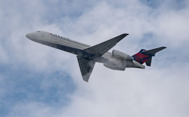 N998AT — - Delta Flight DAL737 from ATL on final to HOU through cloudy skies on May 21, 2021