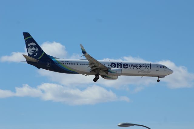 Boeing 737-900 (N486AS) - Oneworld landing in KLAS on 3/20/22