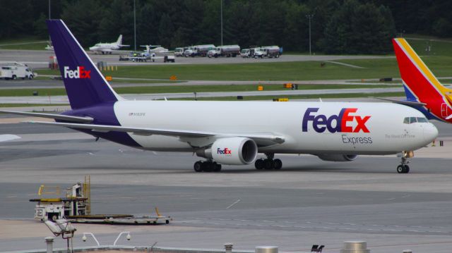 BOEING 767-300 (N183FE)
