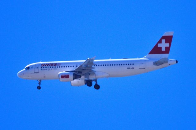 Airbus A320 (HB-IJN) - Approach to Lisbon, short...