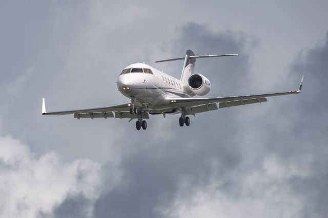 Canadair Challenger (N203AR) - A Bombardier 600 on final to Houston Hobby from the garage of the Holiday Inn on 1 May 2025