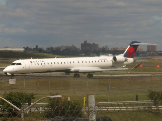 Canadair Regional Jet CRJ-900 (N183GJ) - Taxiing from Taxiway B to takeoff position on Runway 4