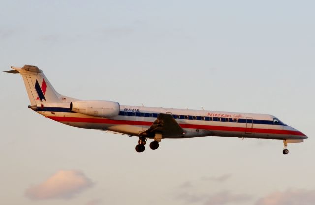 Embraer ERJ-135 (N852AE)