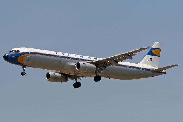 Airbus A321 (D-AIRX) - RetroJet